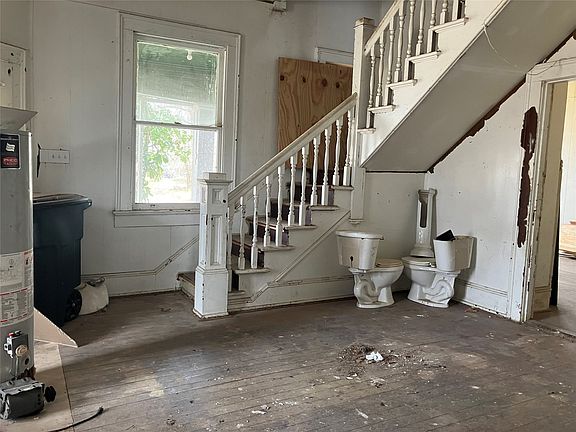 4th image of 706 8th St SE