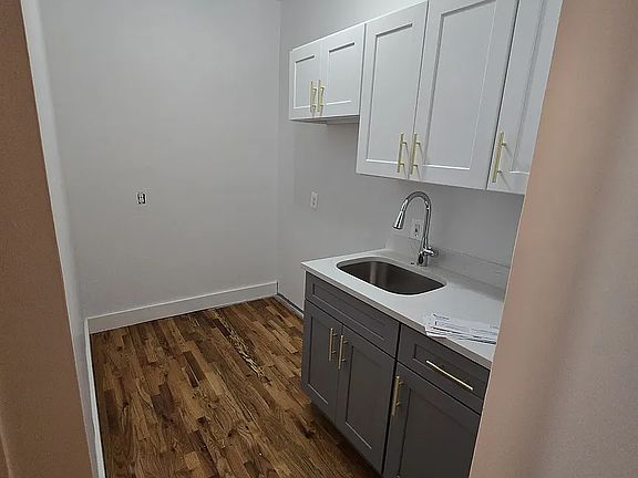3rd image of 1332 Willoughby Ave APT 1C