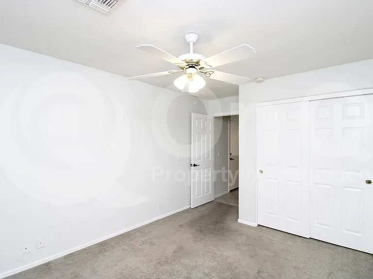 913 E Gary Ln — Photo 17