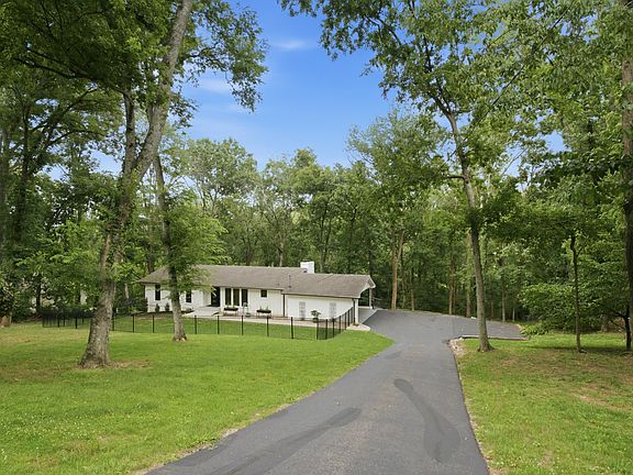 3rd image of 133 Featherstone Dr