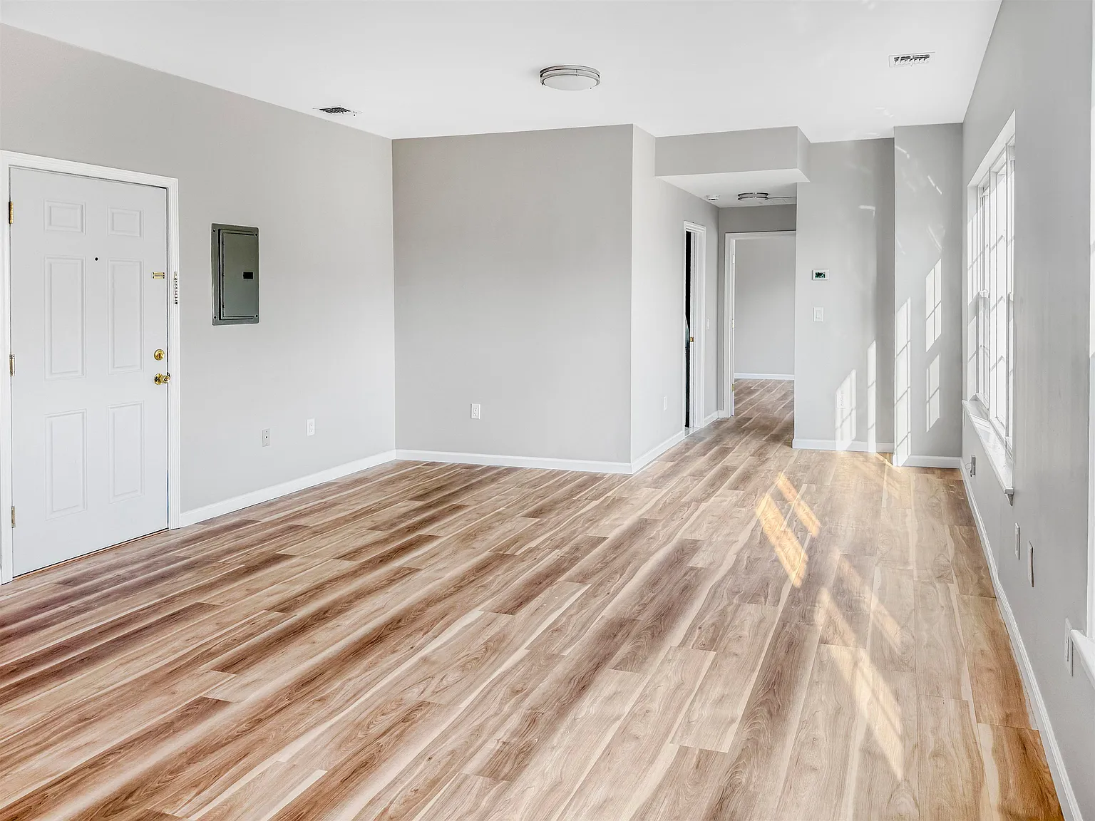 1 bed, 1.0 bath, $2,100 — Photo 2