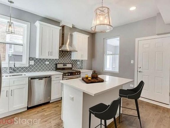 5th image of 3920 N Albany Ave #2