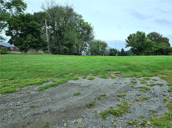 631 Tulip Dr, New Brighton, PA 15066