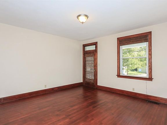 3rd image of 6929 Noble Ave