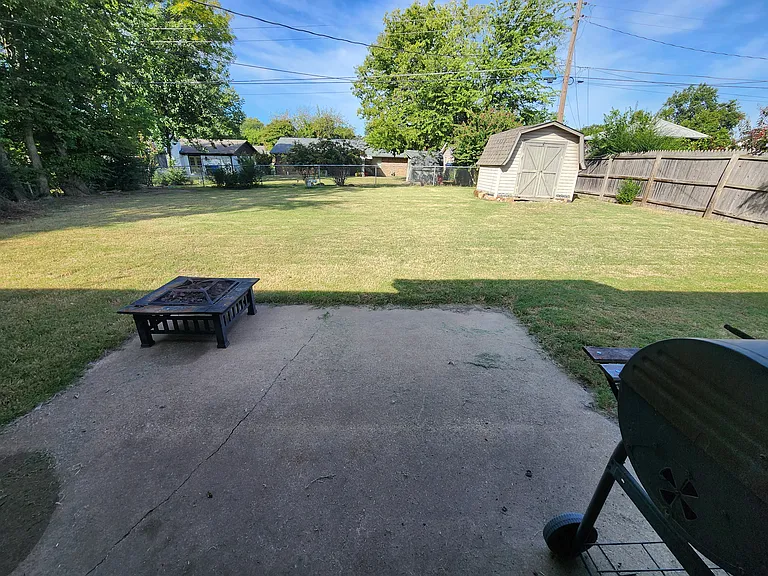 1112 N Hickory Ave — Photo 14