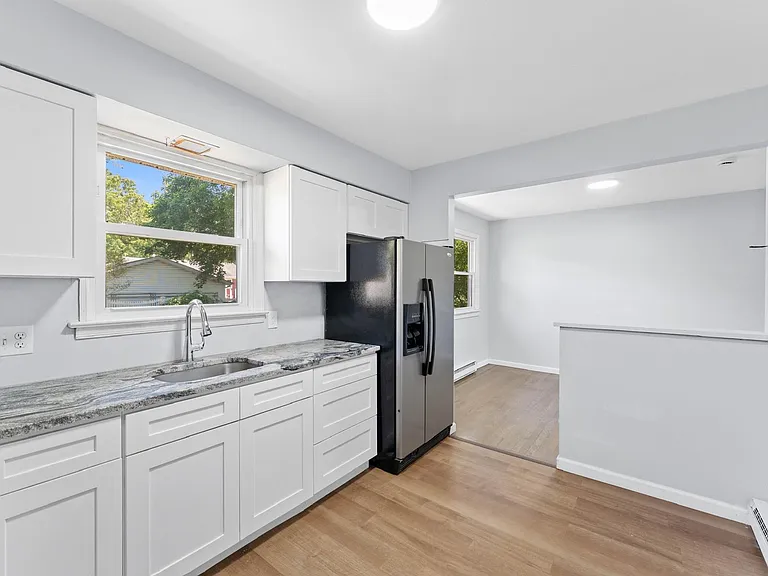 443 Manor Ave — Photo 7