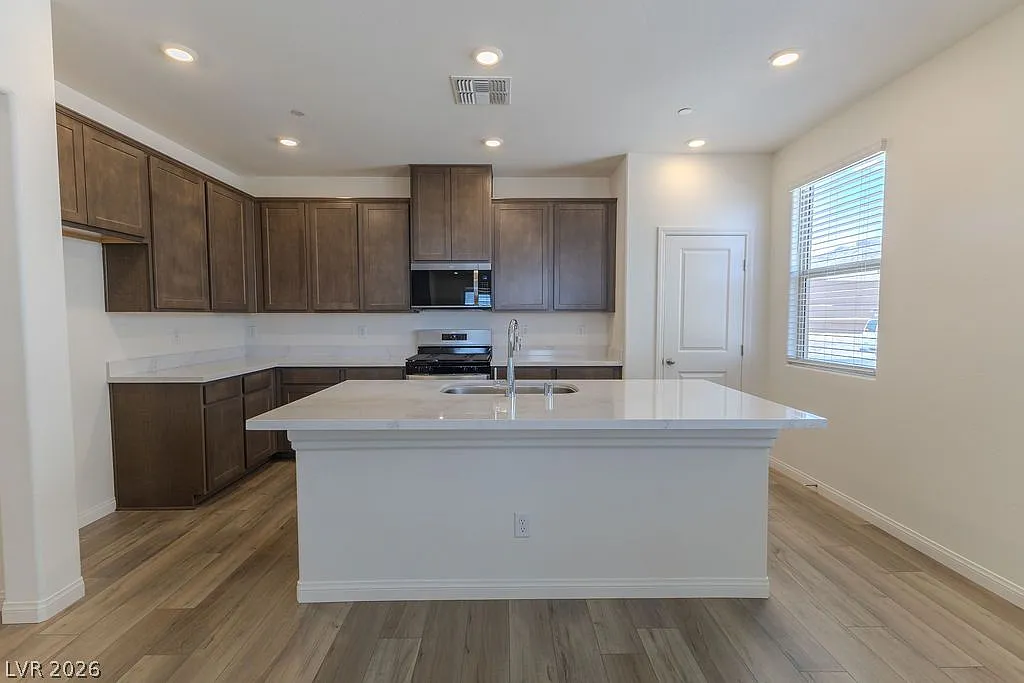 4 bed, 2.5 bath, 1947 sqft, $2,900 — Photo 4