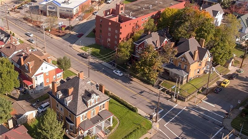 GREAT LOCATION WITH EASY ACCESS TO DOWNTOWN PITTSBURGH, RIVERVIEW PARK AND THE PUBLIC TRANSPORTATION ROUTE