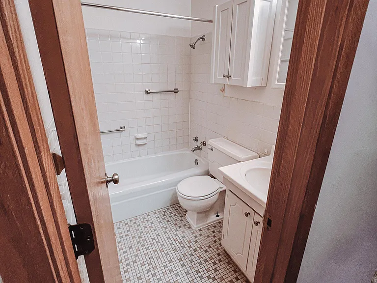 401 SE 10th St #2 — Photo 8
