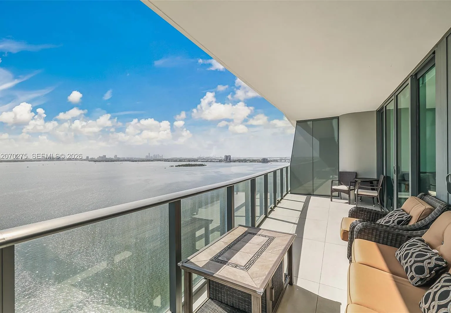 One Paraiso Condo — Photo 2