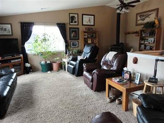 3rd image of 235 Rogue River Dr