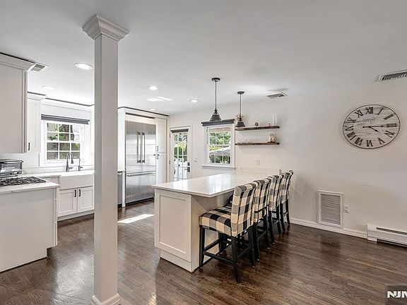 4th image of 44 Pavonia Ave