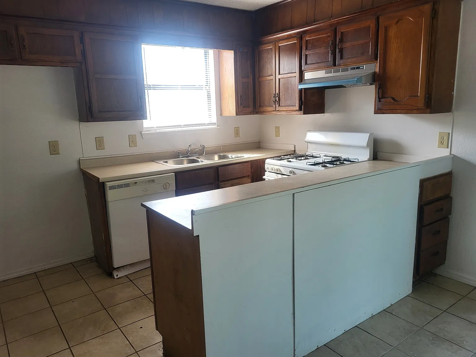 3 bed, 1500 sqft, $1,100 — Photo 2