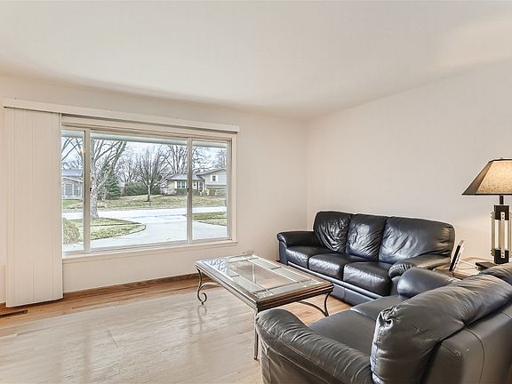 3rd image of 6906 Fairmount Ave