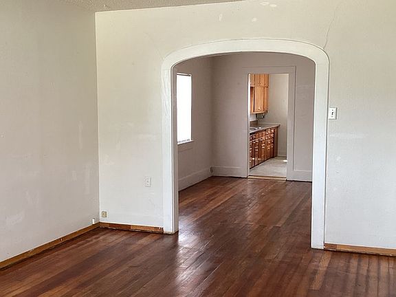 2nd image of 925 W 14th St