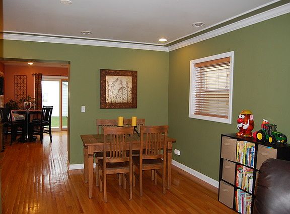 4th image of 2652 N Clarke St