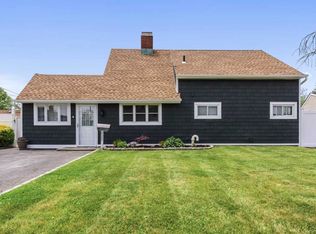 522 Sand Hill Rd, Wantagh, NY 11793