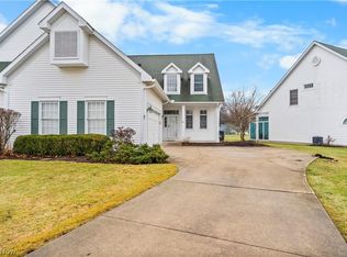 25 Golf View Ln, North Olmsted, OH 44070
