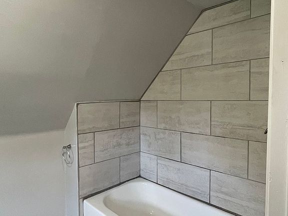 5th image of 915 South Ave #3
