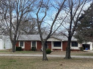 1401 N Delaware St, Chouteau, OK 74337