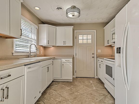 2nd image of 115 Edgefield Rd