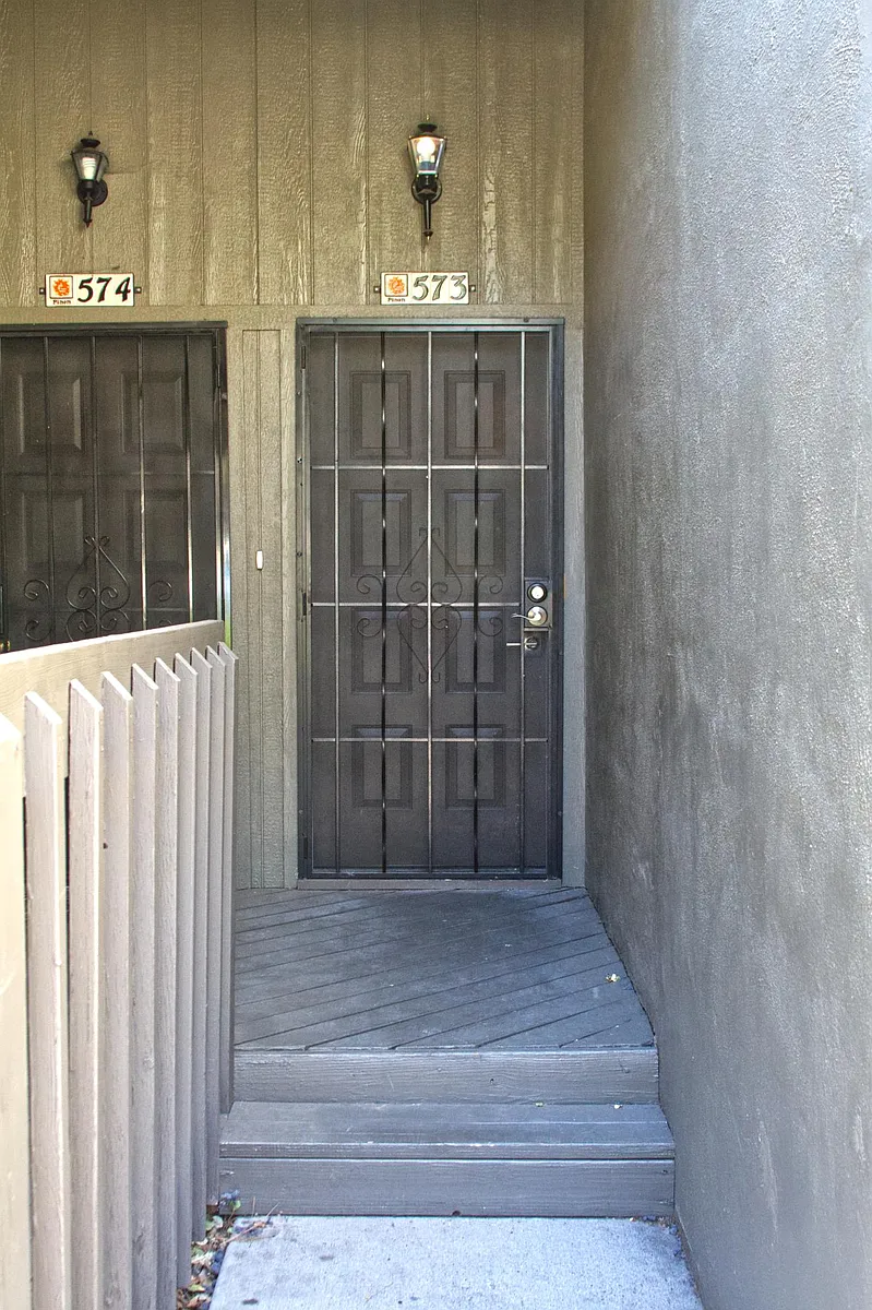 Building Photo - 2605 N Pinon Rdg #573