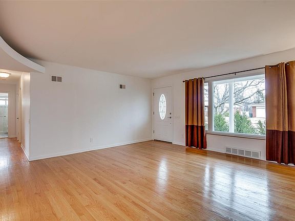 3rd image of 9121 Pennant Ln