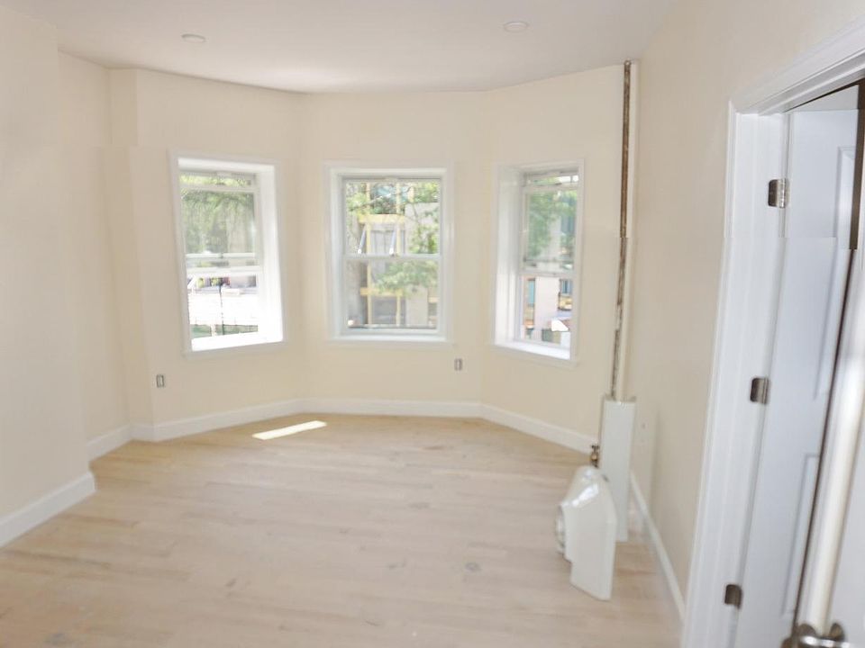 2nd image of 385 Harvard St Ste 1