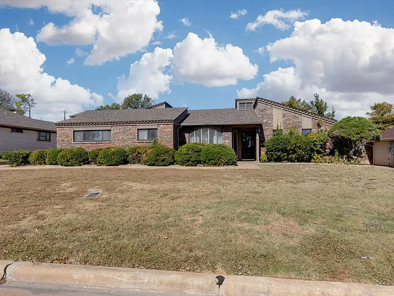 2905 NW Templeton Ter — Photo 32