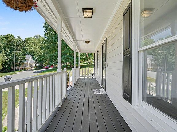 5th image of 401 Holly Berry Ln