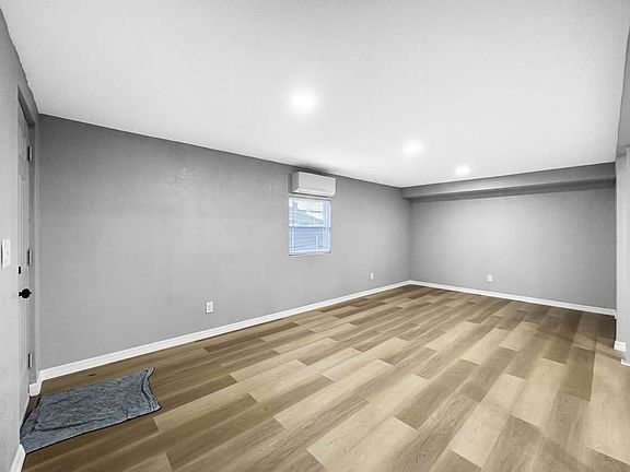 2nd image of 875 19th Ave S