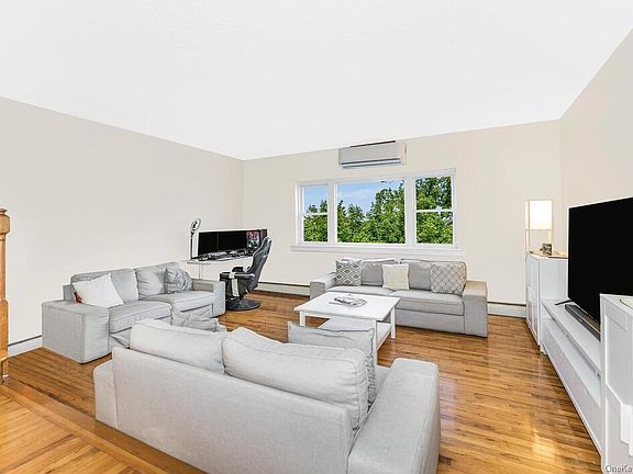 3rd image of 2923 Schurz Ave