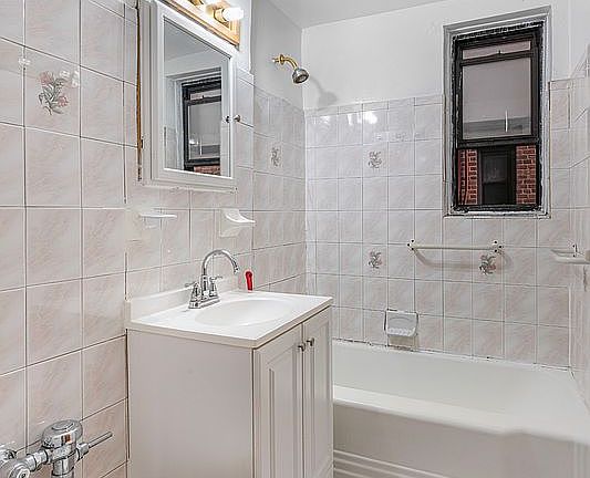 4th image of 88-30 182nd St Unit 1E