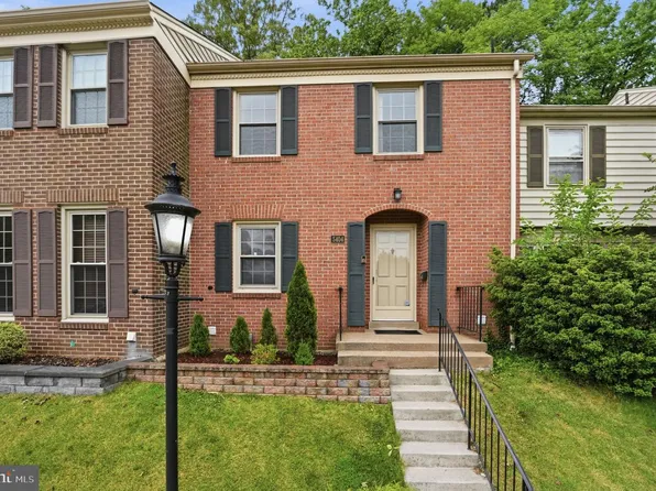 5404 Charleston Woods Dr, Fairfax, VA 22032