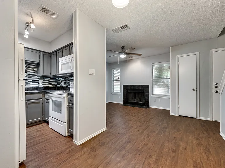Evergreen Condominiums — Photo 7