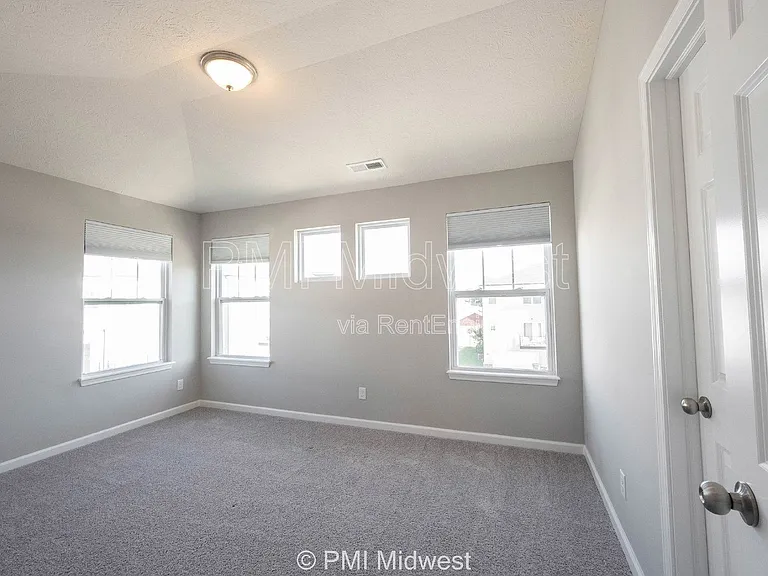 2952 W New York St — Photo 27