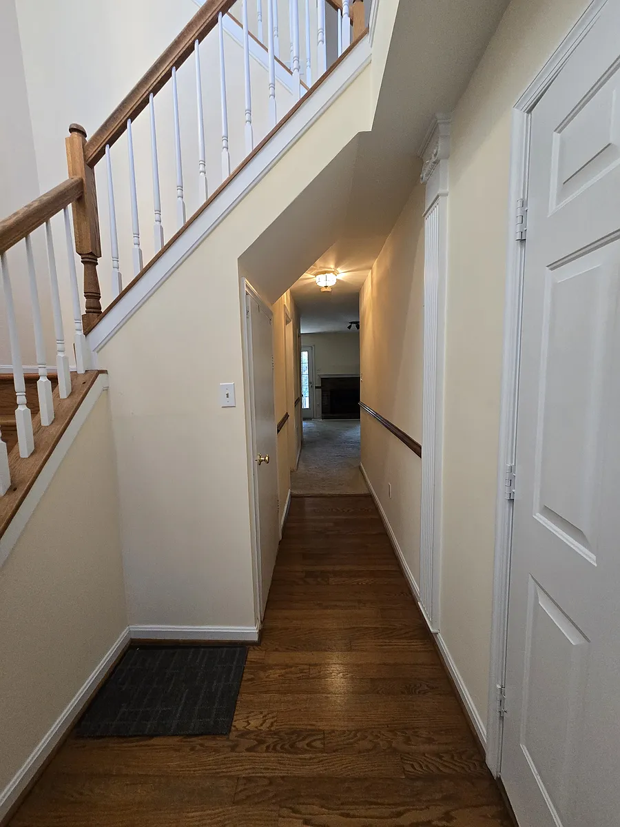 Entrance Foyer - 21931 Thompson Sq