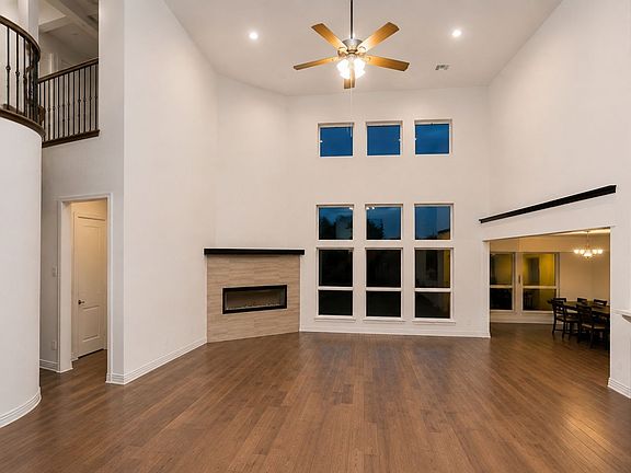 2nd image of 1066 Lindsay Ln
