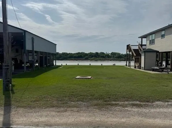 2031 Beach Rd, Matagorda, TX 77457