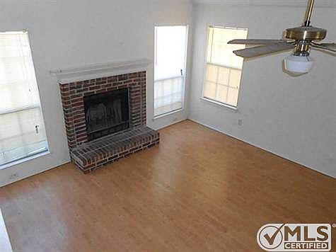 4th image of 827 Collins Blvd