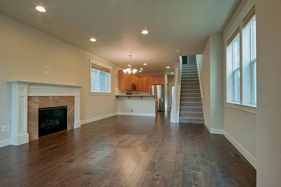 4 bed, 1937 sqft, $3,270 — Photo 2