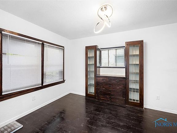 3rd image of 3940 Hoiles Ave