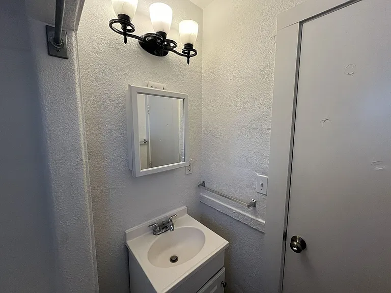 1044 Los Robles Blvd #B — Photo 9