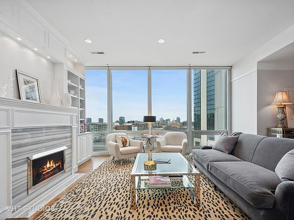 3rd image of 500 W Superior St Unit 712