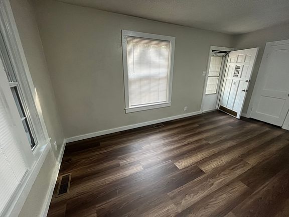 4th image of 4015 Macarthur Dr