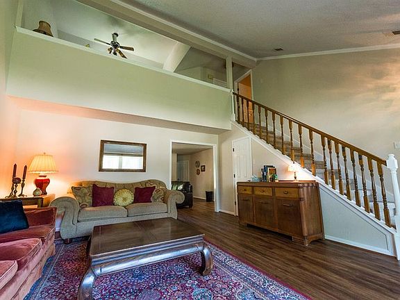 5th image of 305 Country View Ln