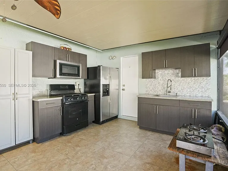 4040 NE 6th Ave — Photo 24