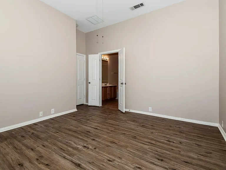 2224 Kingsdale Ct — Photo 9