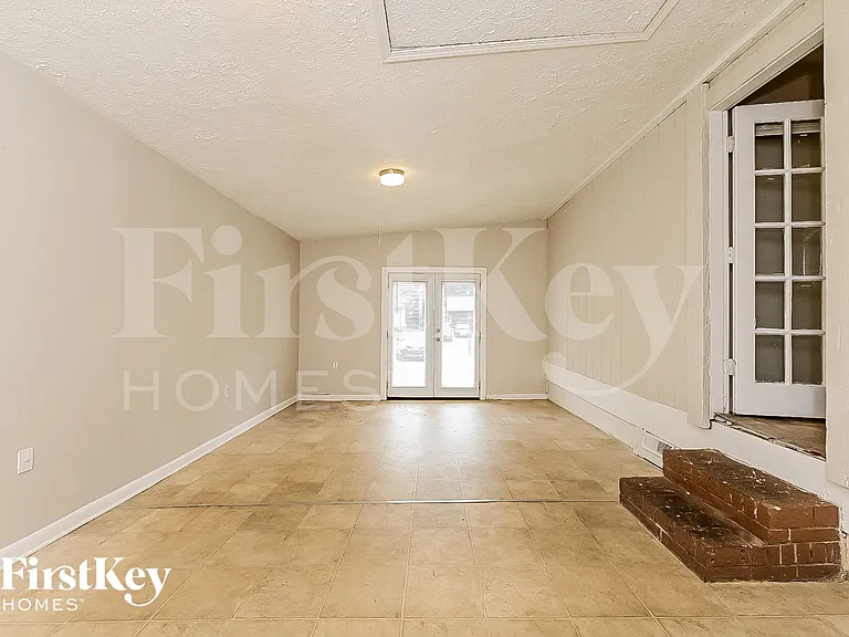 9075 Gatewood Dr — Photo 3
