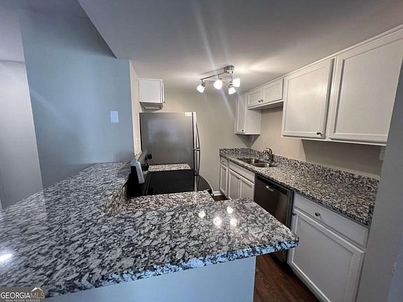 4th image of 1001 Park Hill Dr #B6
